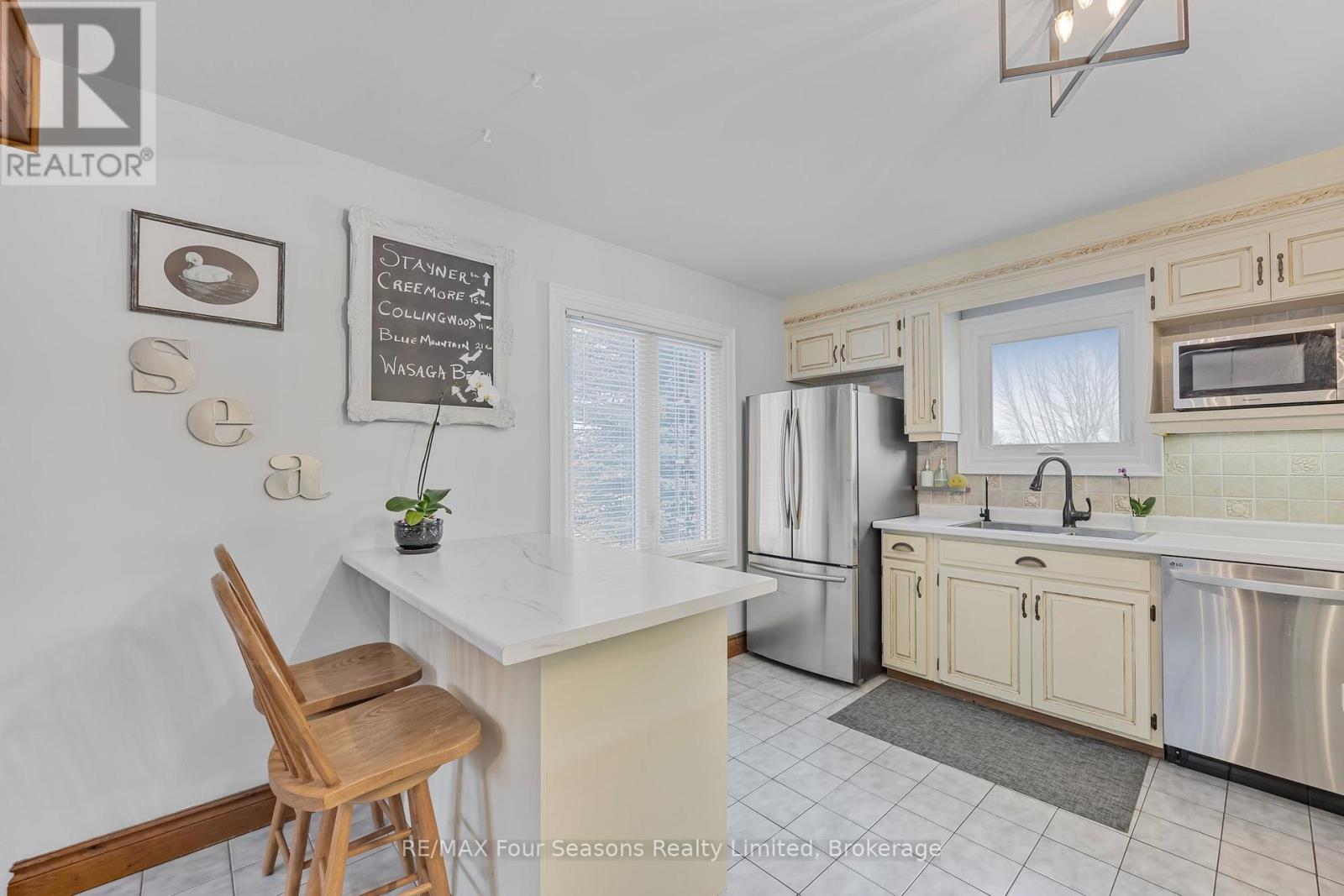 3 Sydenham Trail E, Clearview, Ontario  L0M 1H0 - Photo 11 - S12198023
