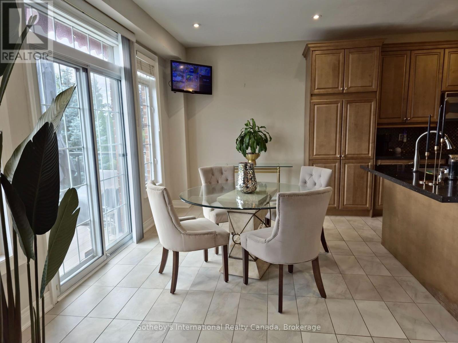 22 Prada Court, Brampton, Ontario  L6P 2K1 - Photo 7 - W12199203