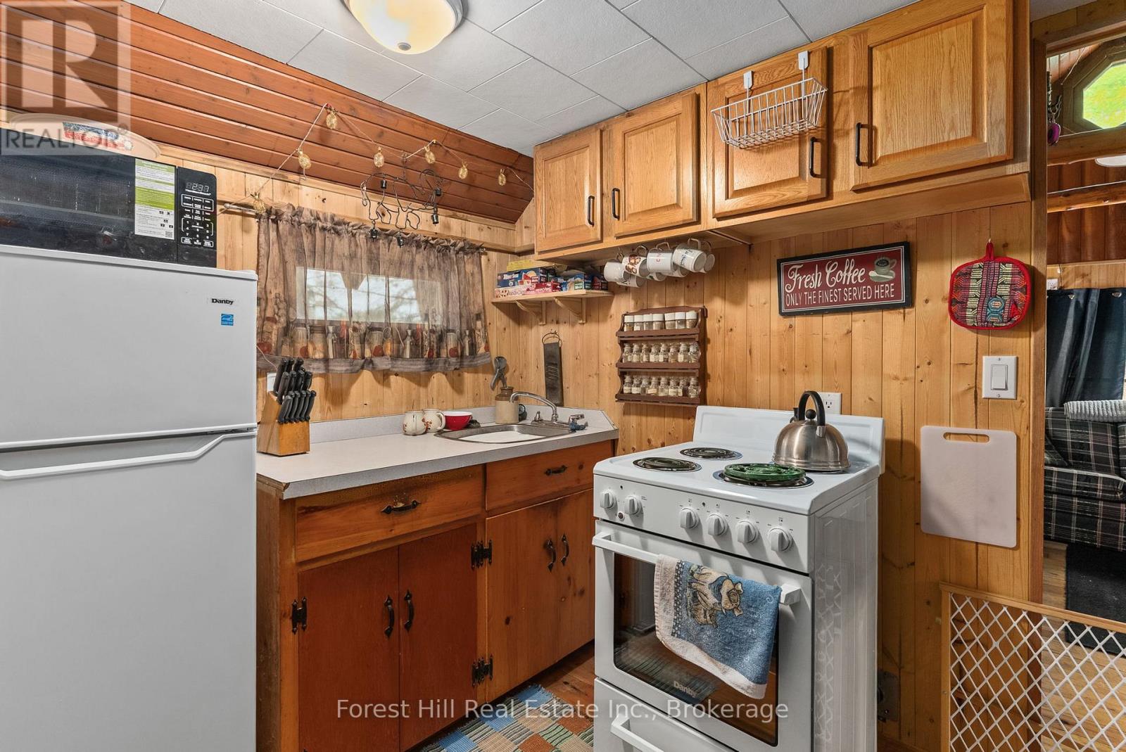 1067 West Black Lake Road, Muskoka Lakes, Ontario  P0C 1M0 - Photo 12 - X12199734