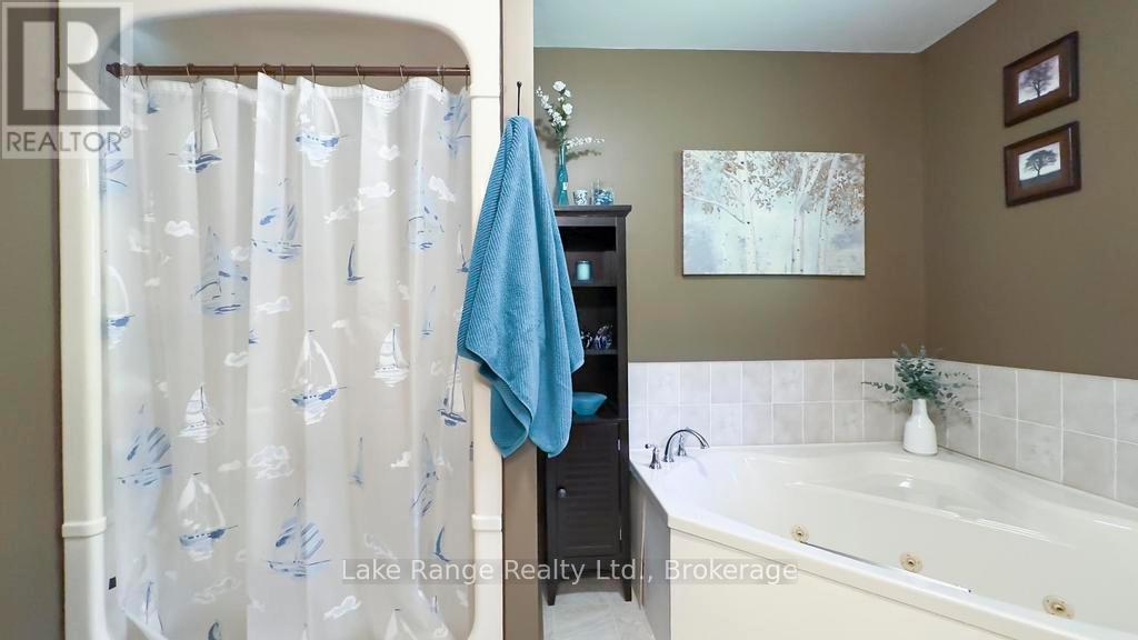 201 Shadywood Crescent, Huron-Kinloss, Ontario  N2Z 2X3 - Photo 17 - X12201336