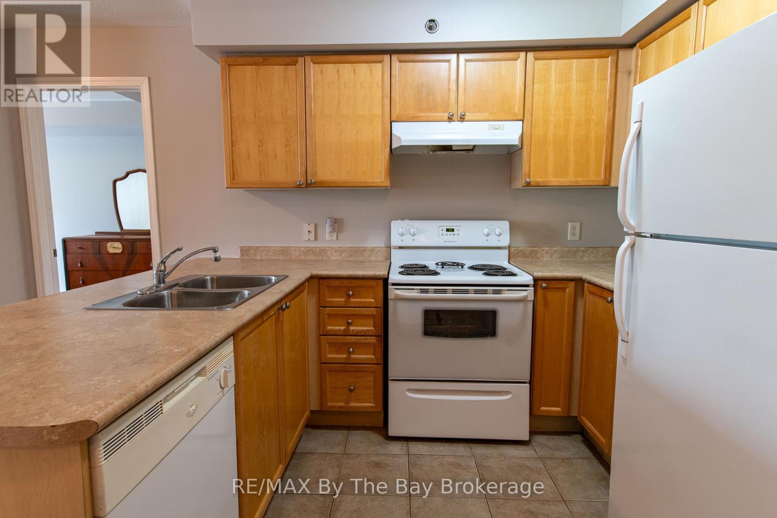 211 - 16 Westbury Road, Wasaga Beach, Ontario  L9Z 0B8 - Photo 18 - S12201538