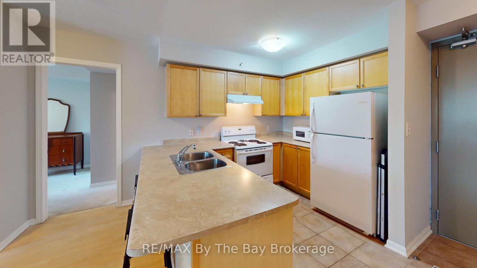211 - 16 Westbury Road, Wasaga Beach, Ontario  L9Z 0B8 - Photo 8 - S12201538