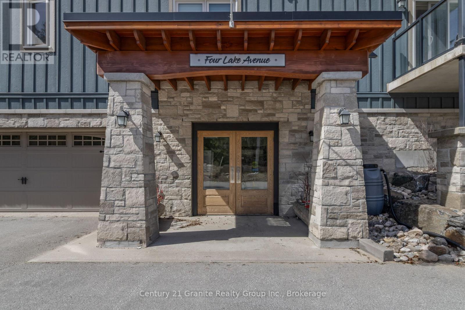 203 - 4 Lake Avenue, Dysart Et Al, Ontario  K0M 1S0 - Photo 2 - X12201578