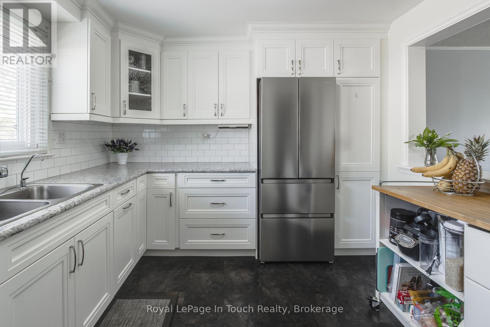 4 - 233 Innisfil Street, Barrie, Ontario  L4N 3E9 - Photo 10 - S12202677