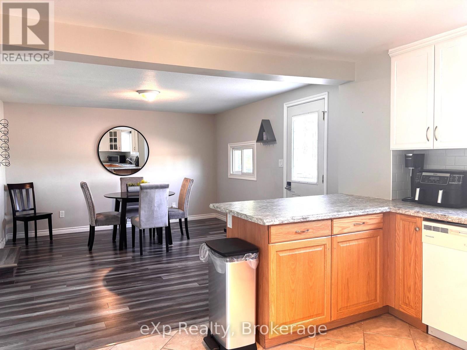254 16th Street, Hanover, Ontario  N4N 2A7 - Photo 15 - X12203776