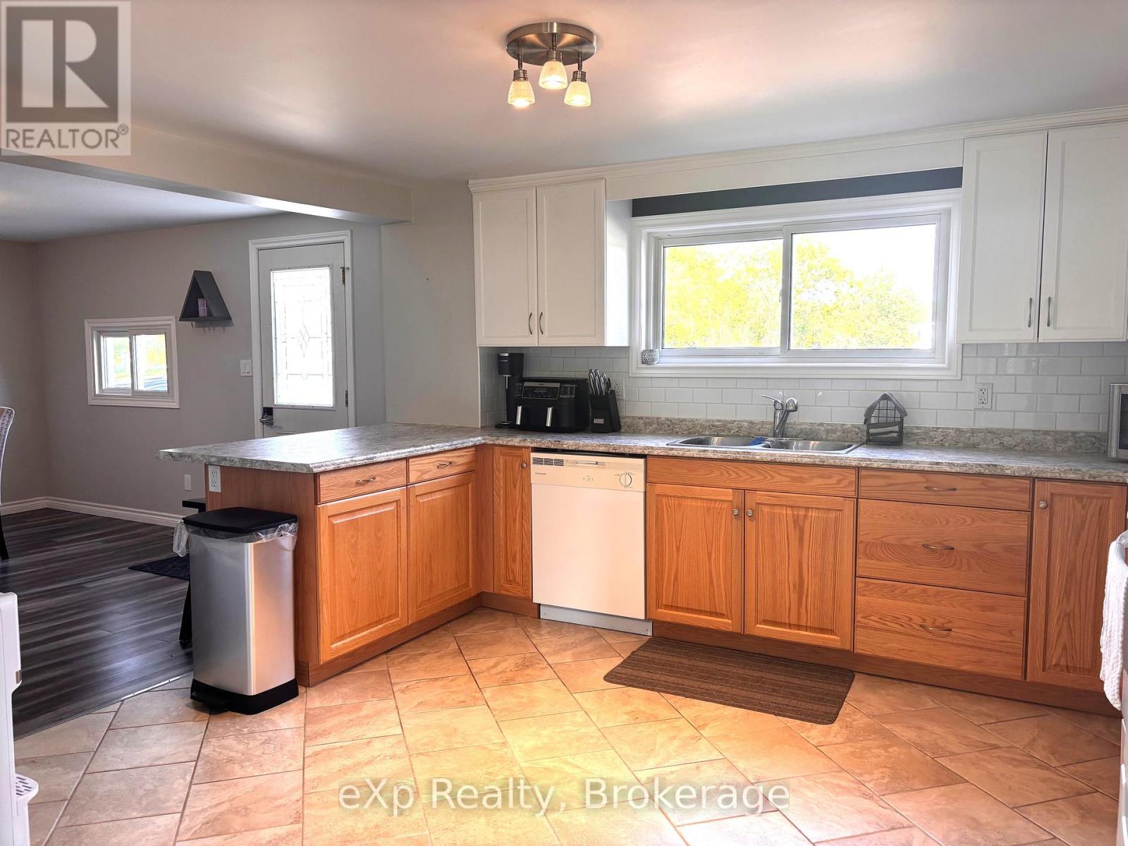 254 16th Street, Hanover, Ontario  N4N 2A7 - Photo 16 - X12203776
