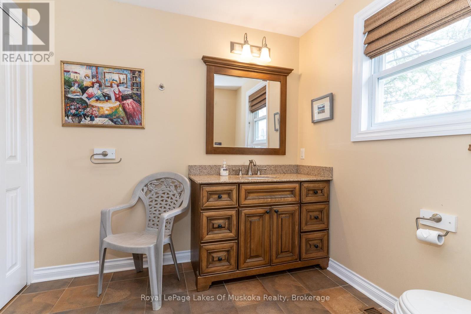 49 Pinetree Road, Gravenhurst, Ontario  P1P 1R2 - Photo 16 - X12204541