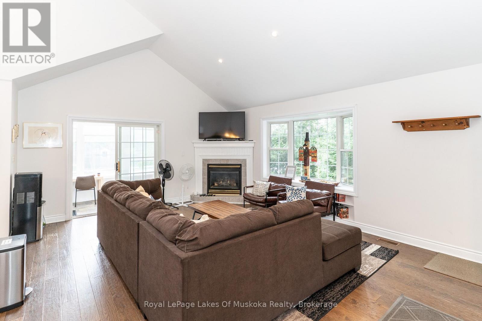 49 Pinetree Road, Gravenhurst, Ontario  P1P 1R2 - Photo 2 - X12204541