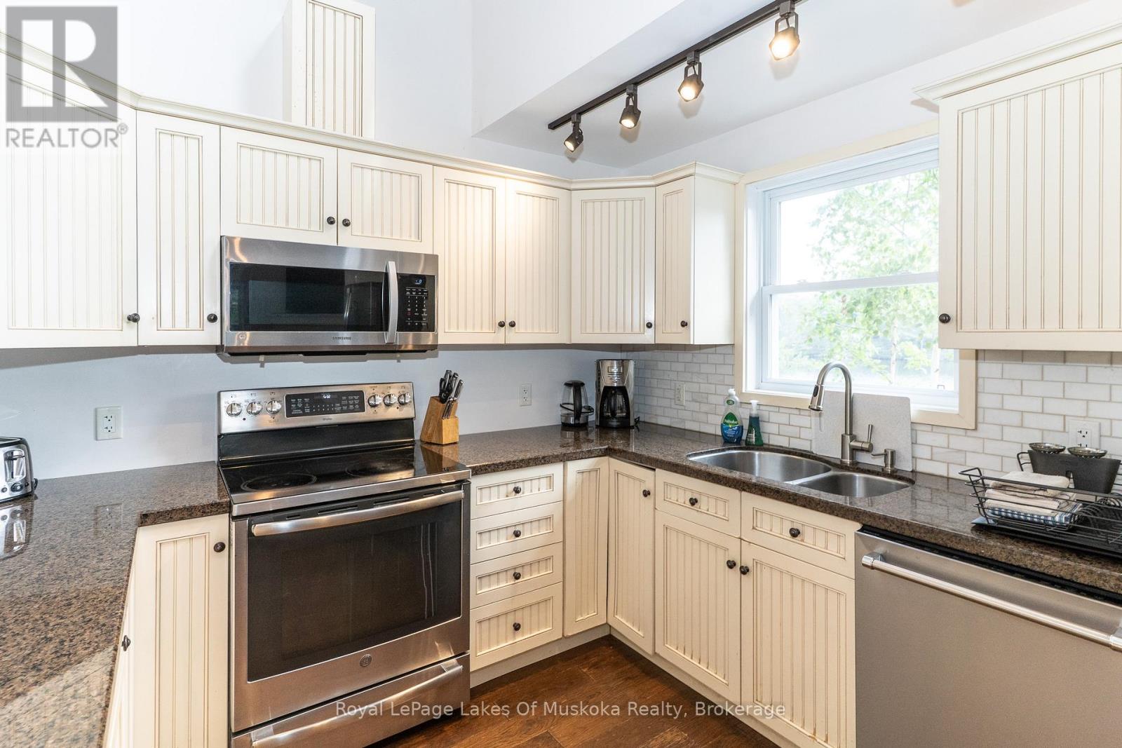 49 Pinetree Road, Gravenhurst, Ontario  P1P 1R2 - Photo 8 - X12204541