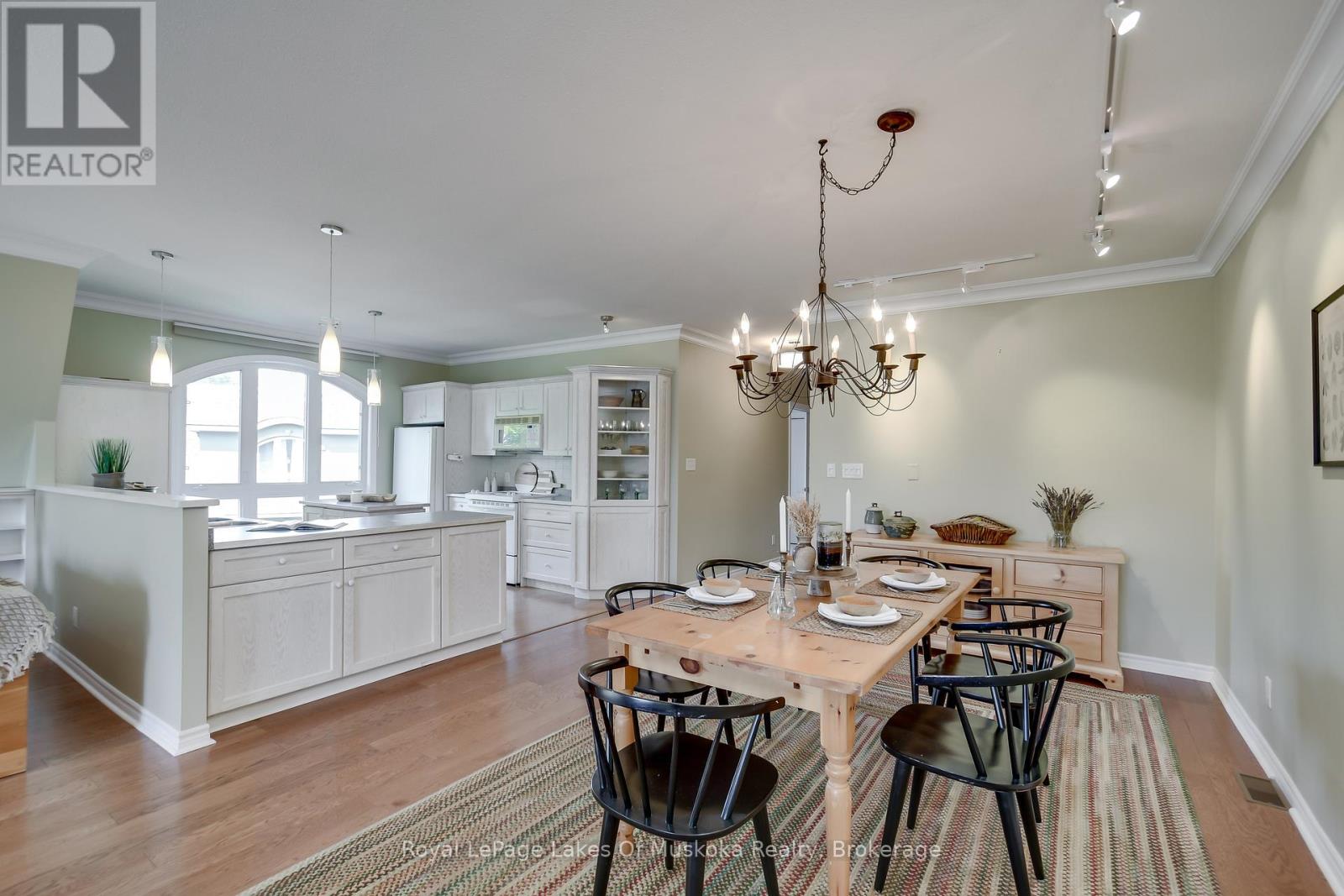 401 - 31 Dairy Lane, Huntsville, Ontario  P1H 1L7 - Photo 4 - X12206039