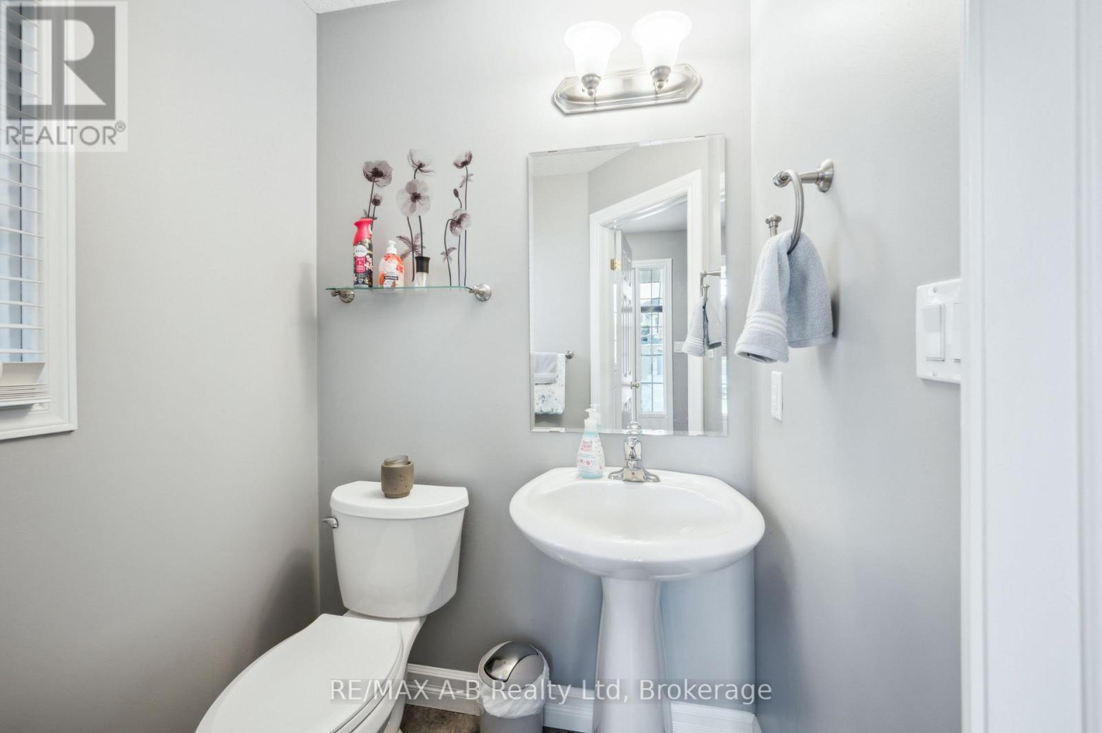 6 Tottenham Street, Kitchener, Ontario  N2R 1V7 - Photo 4 - X12206046