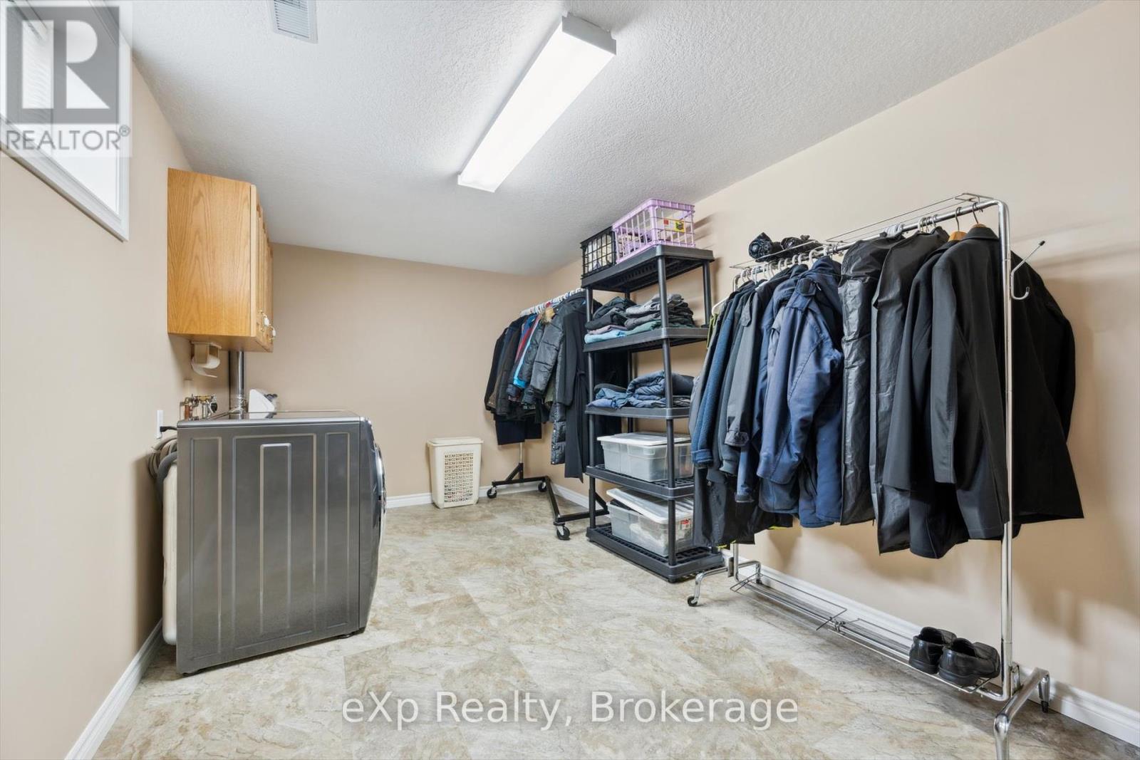 916 Keewatin Place, Kitchener, Ontario  N2B 3W4 - Photo 27 - X12206893