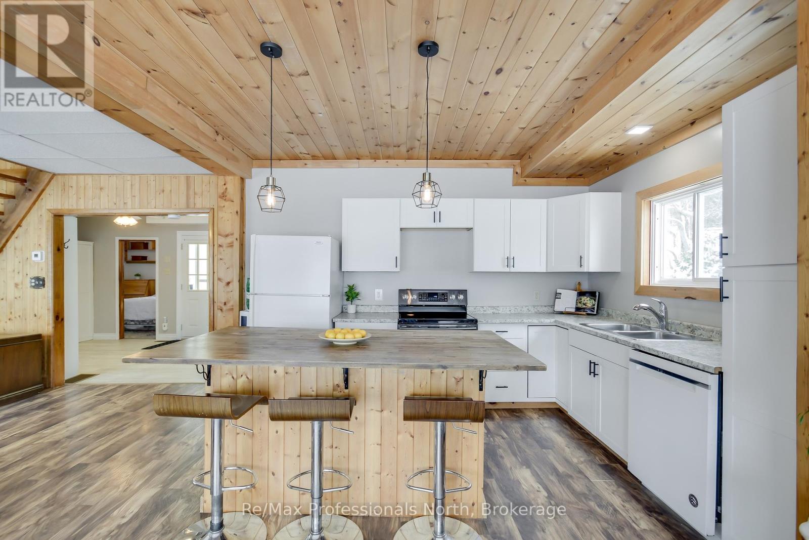 1055 Evanswood Drive, Gravenhurst, Ontario  P0E 1G0 - Photo 7 - X12208838