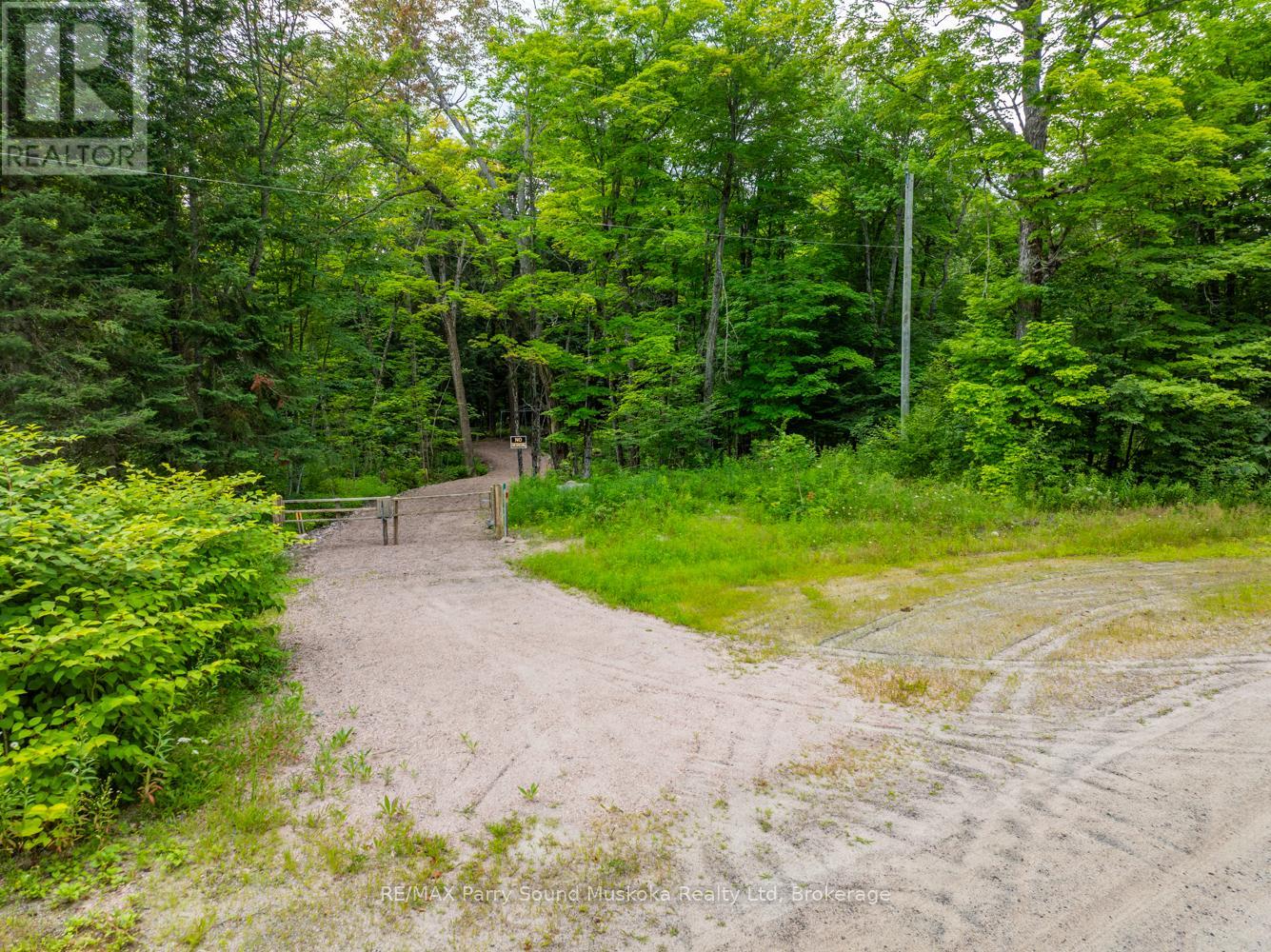 131 Moonwing Road, Magnetawan, Ontario  P0A 1A0 - Photo 3 - X12211059