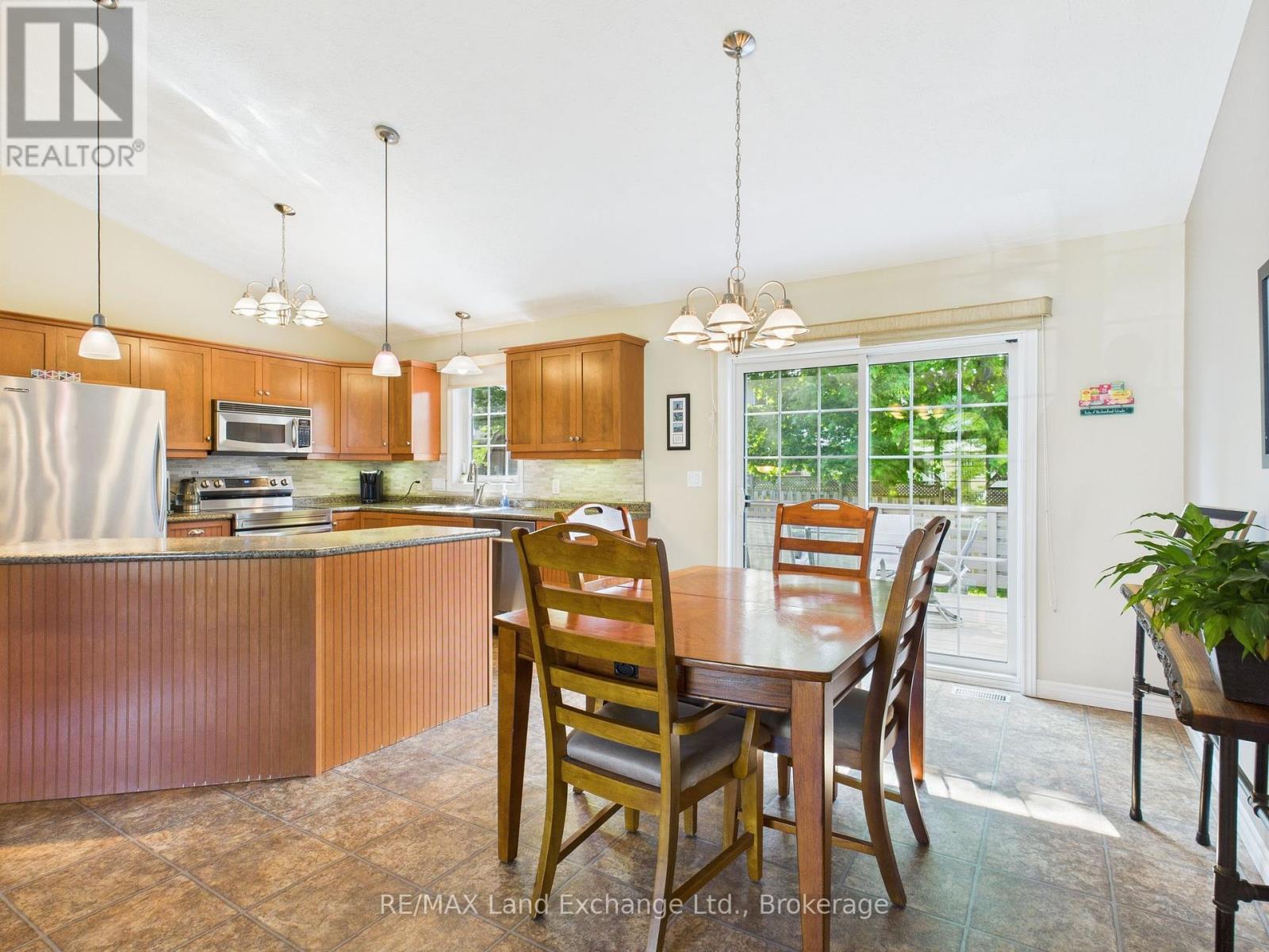 773 Reynolds Drive, Kincardine, Ontario  N2Z 3B6 - Photo 7 - X12211726