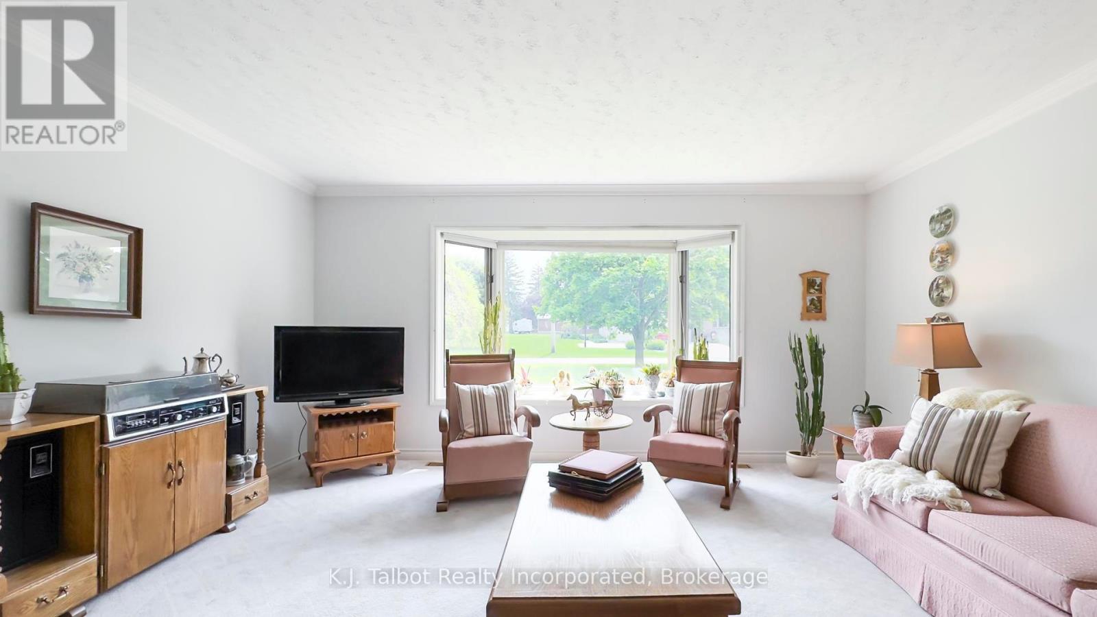 386 Templeton Street, North Huron, Ontario  N0M 1H0 - Photo 12 - X12212253