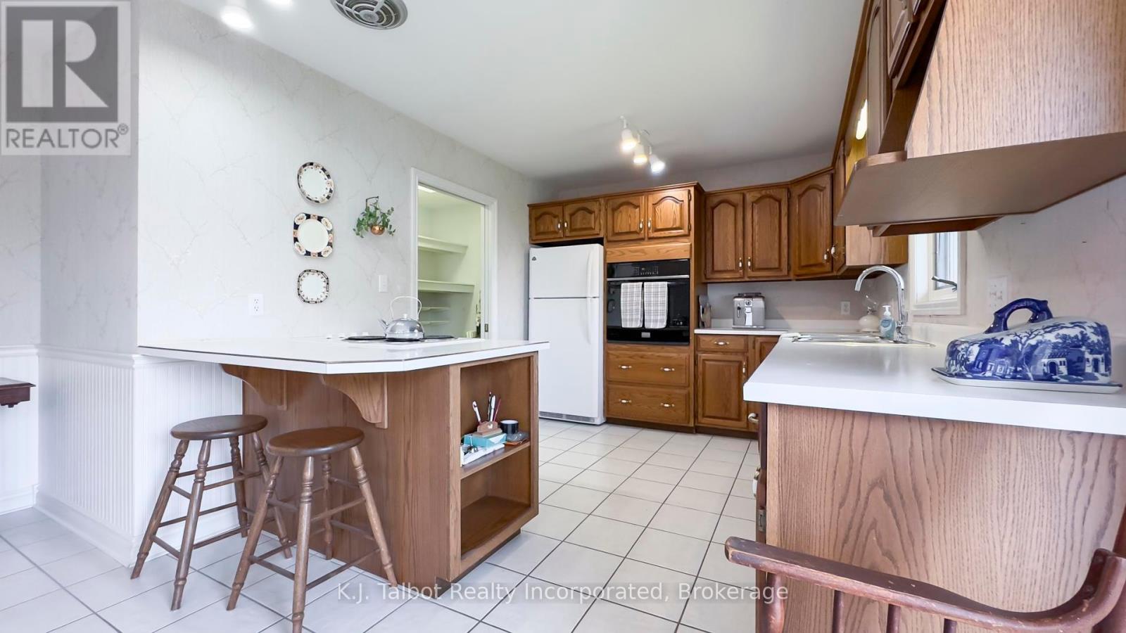 386 Templeton Street, North Huron, Ontario  N0M 1H0 - Photo 18 - X12212253