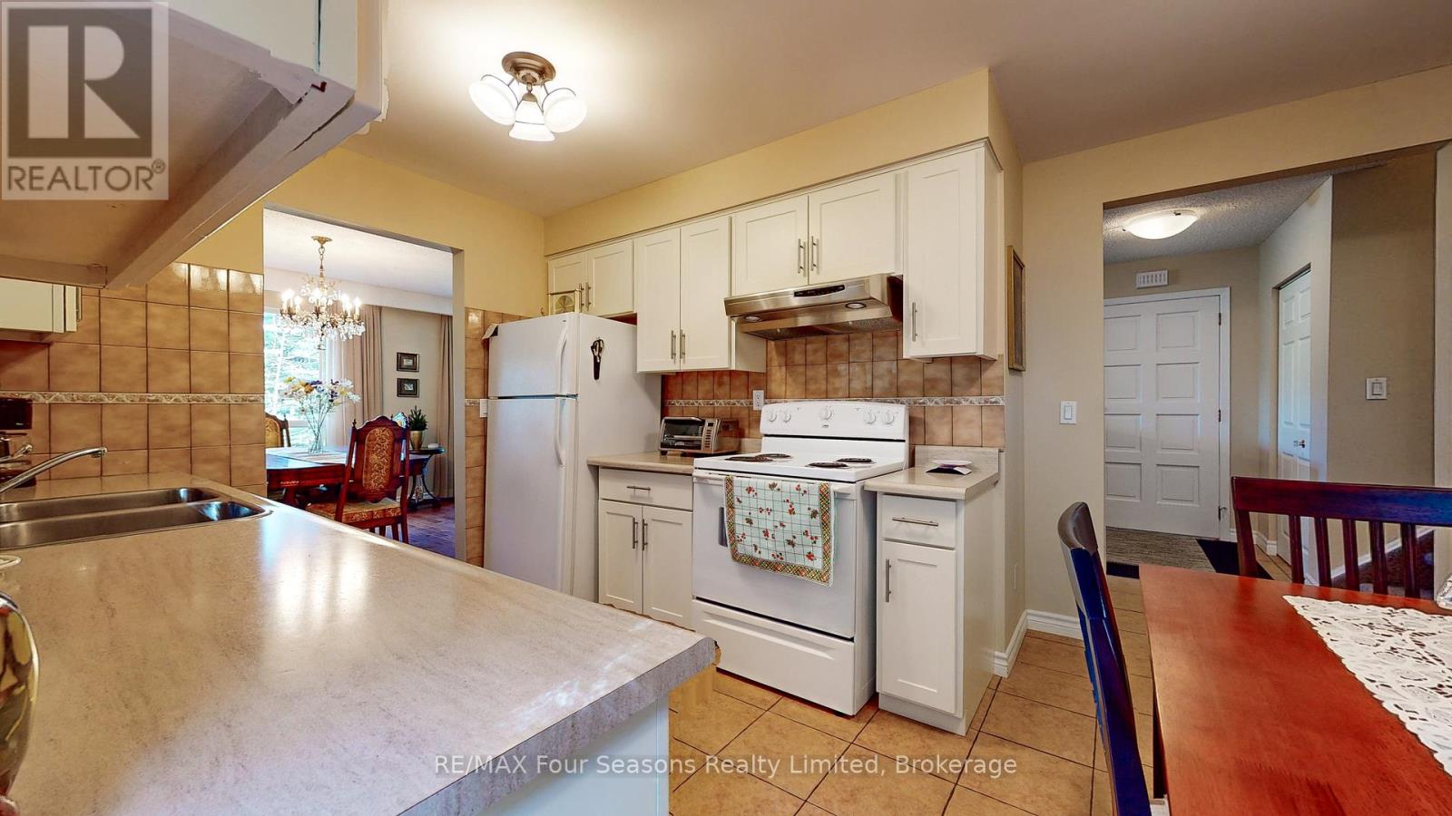 76 Arthur Street E, Blue Mountains, Ontario  N0H 2P0 - Photo 3 - X12213883