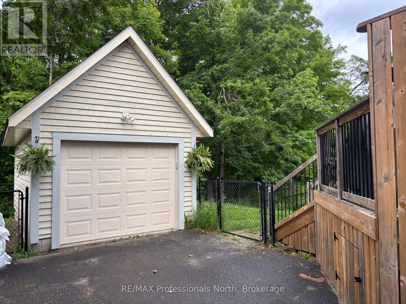26 Coates Avenue, Bracebridge, Ontario  P1L 1Y5 - Photo 3 - X12214767