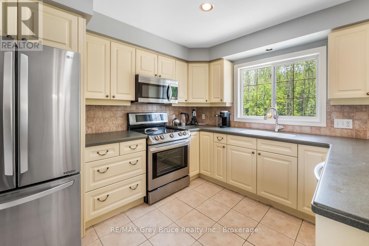 770 27th Street W, Owen Sound, Ontario  N4K 4J8 - Photo 11 - X12217680