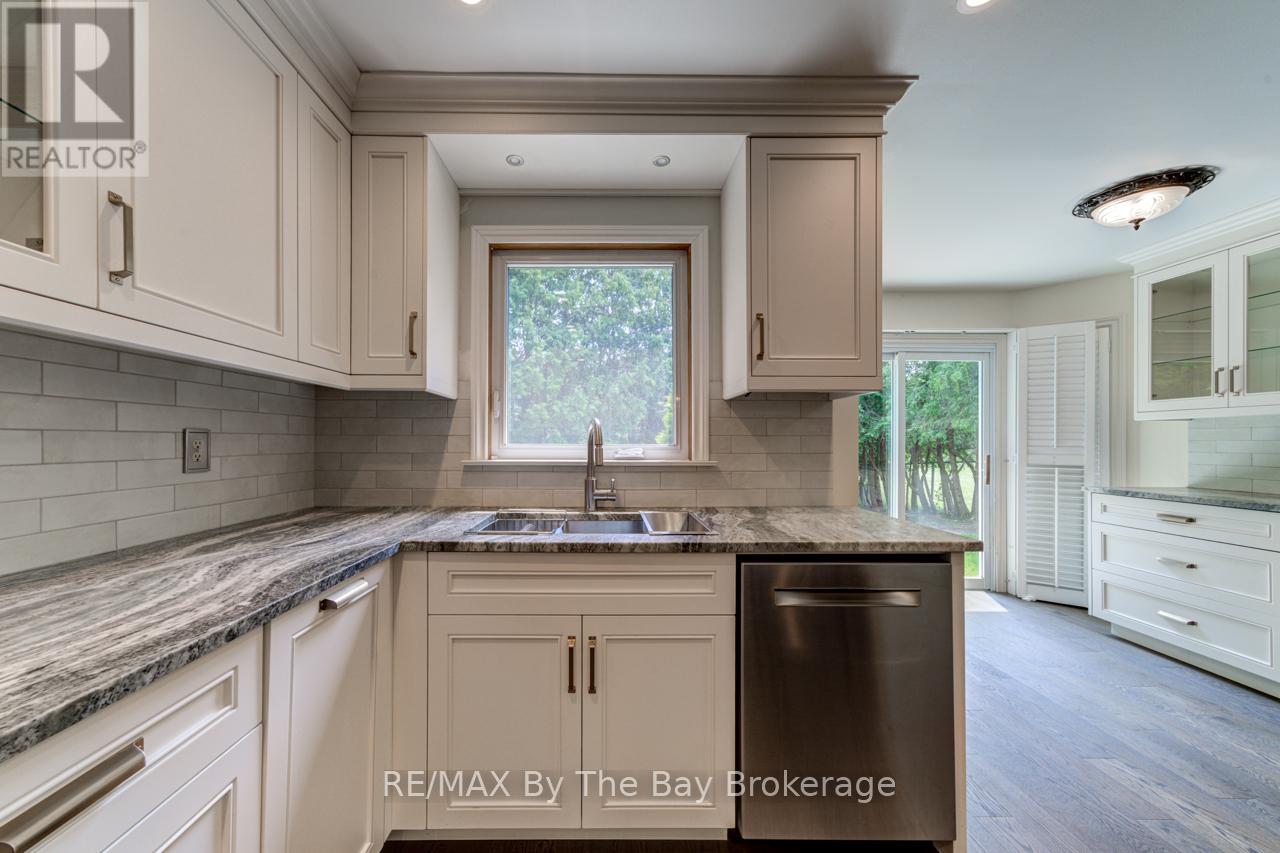 145 Old Surrey Lane, Richmond Hill, Ontario  L4C 6R9 - Photo 10 - N12217922