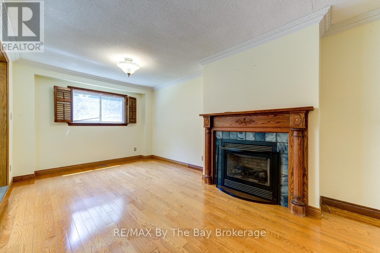 145 Old Surrey Lane, Richmond Hill, Ontario  L4C 6R9 - Photo 14 - N12217922