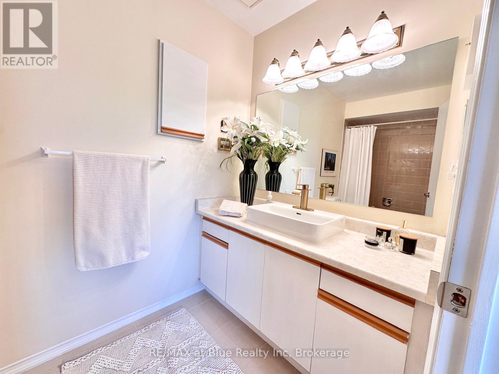 8 Stornwood Court, Brampton, Ontario  L6W 4H4 - Photo 30 - W12218347