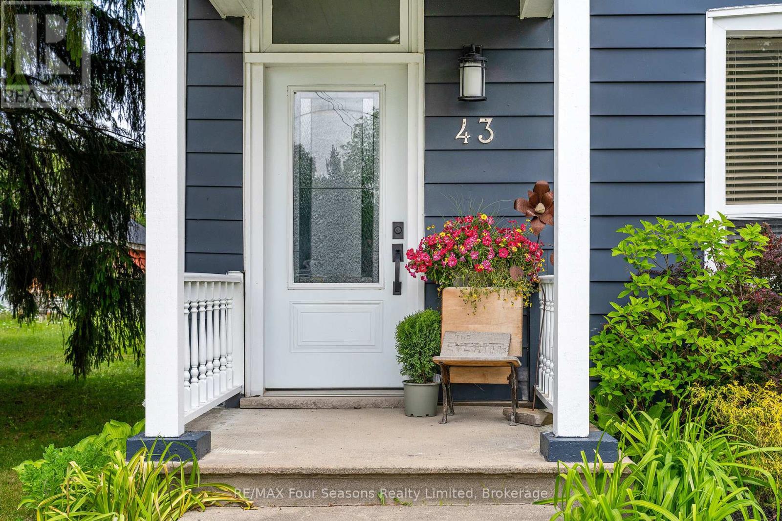 43 Cedar Street, Collingwood, Ontario  L9Y 3A4 - Photo 3 - S12218826