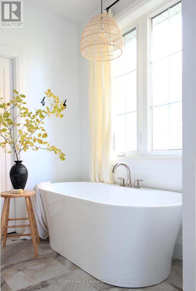 25 Lakeforest Drive, Saugeen Shores, Ontario  N0H 2L0 - Photo 18 - X12219216