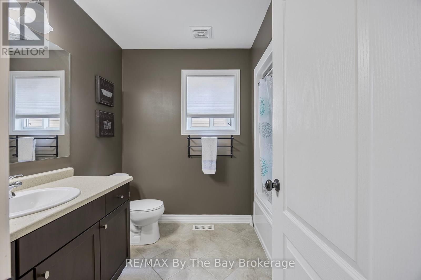 182 Banting Crescent, Essa, Ontario  L0M 1B6 - Photo 19 - N12220828