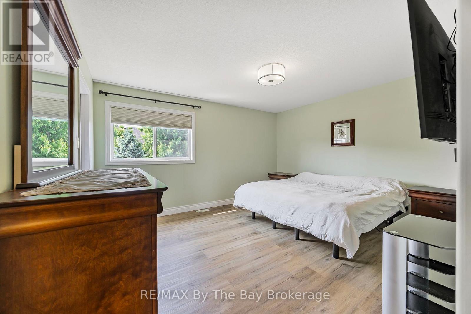 182 Banting Crescent, Essa, Ontario  L0M 1B6 - Photo 21 - N12220828