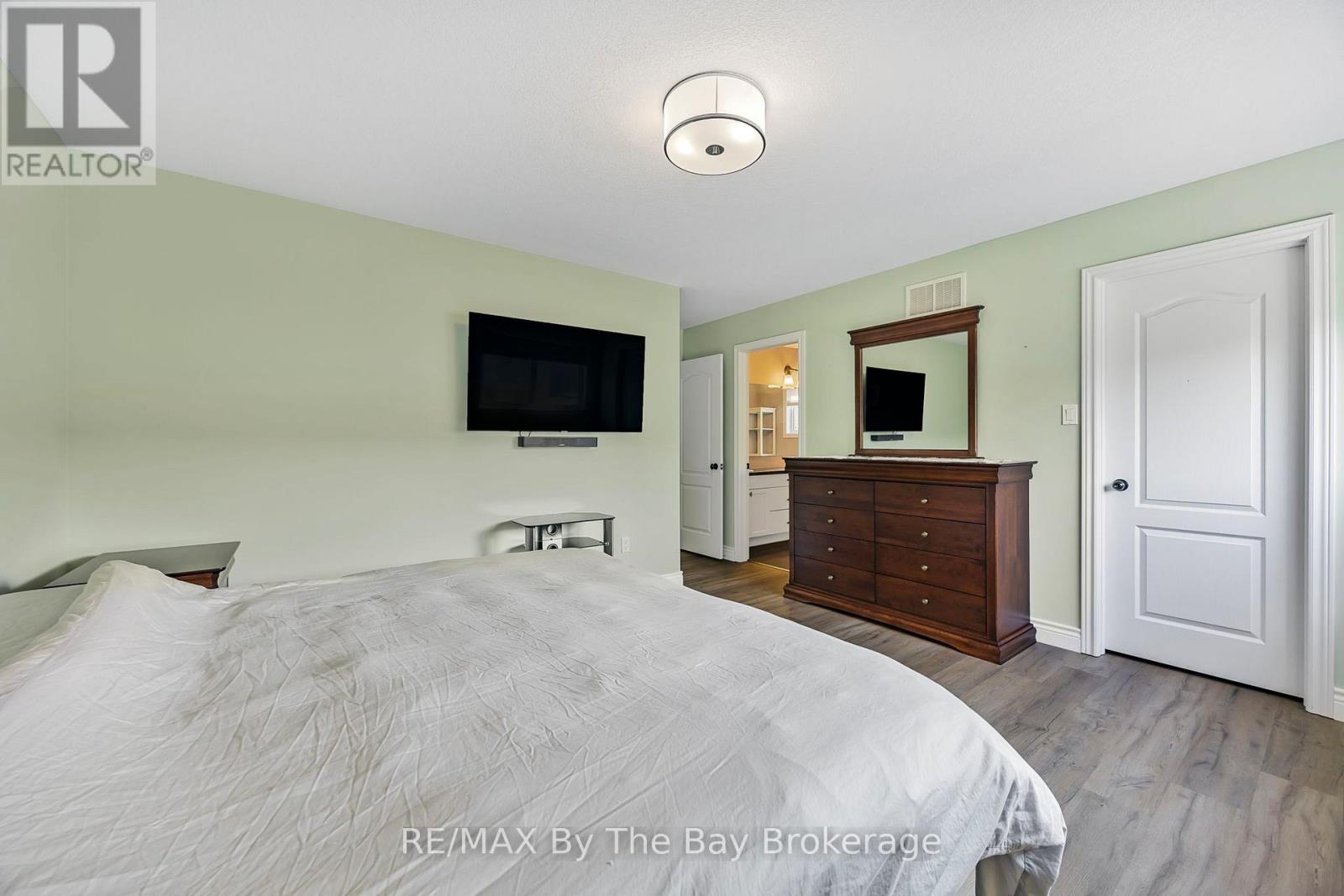 182 Banting Crescent, Essa, Ontario  L0M 1B6 - Photo 22 - N12220828