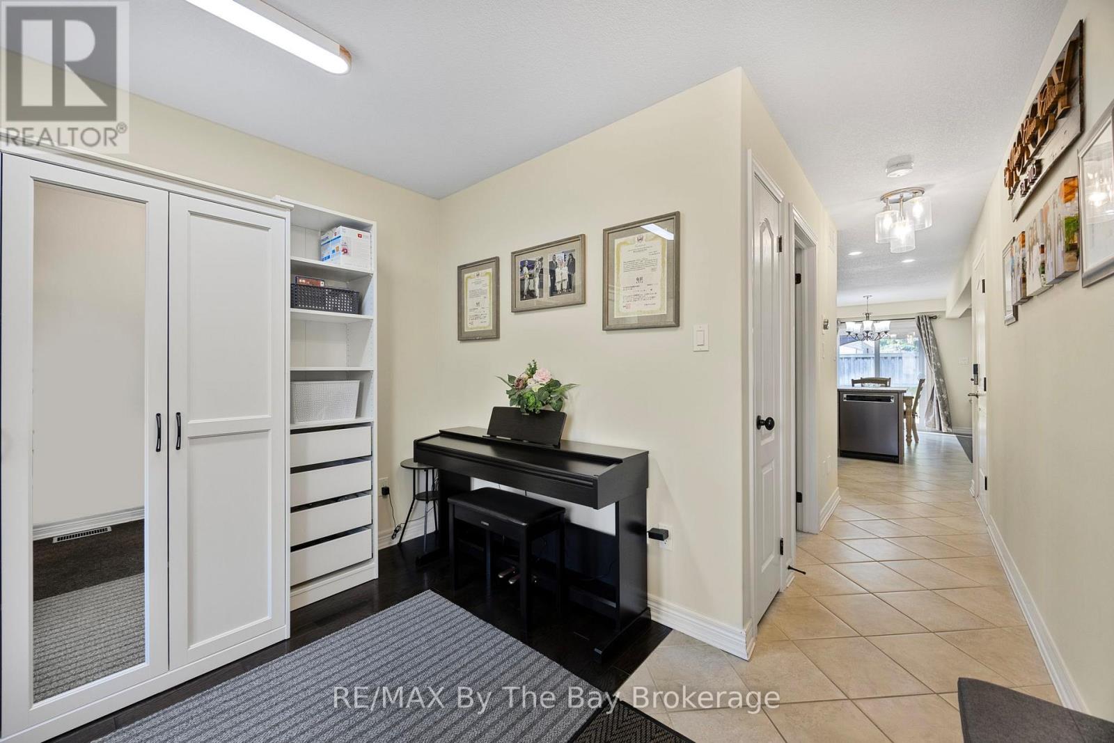 182 Banting Crescent, Essa, Ontario  L0M 1B6 - Photo 7 - N12220828