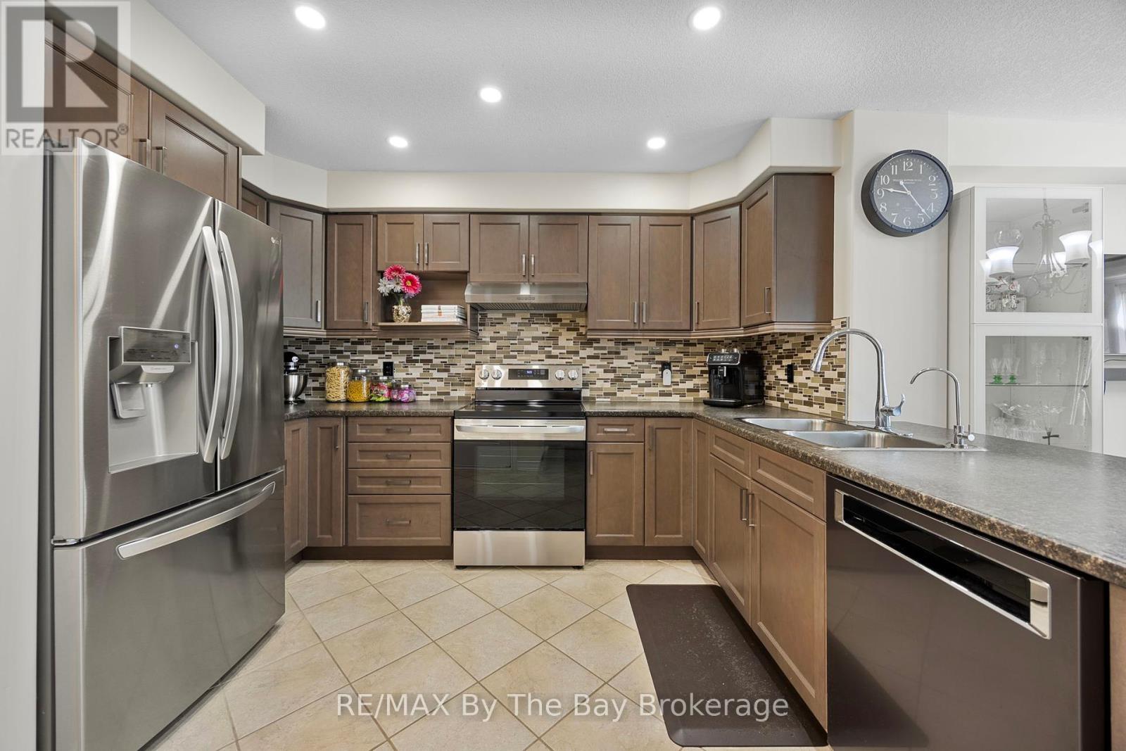 182 Banting Crescent, Essa, Ontario  L0M 1B6 - Photo 8 - N12220828