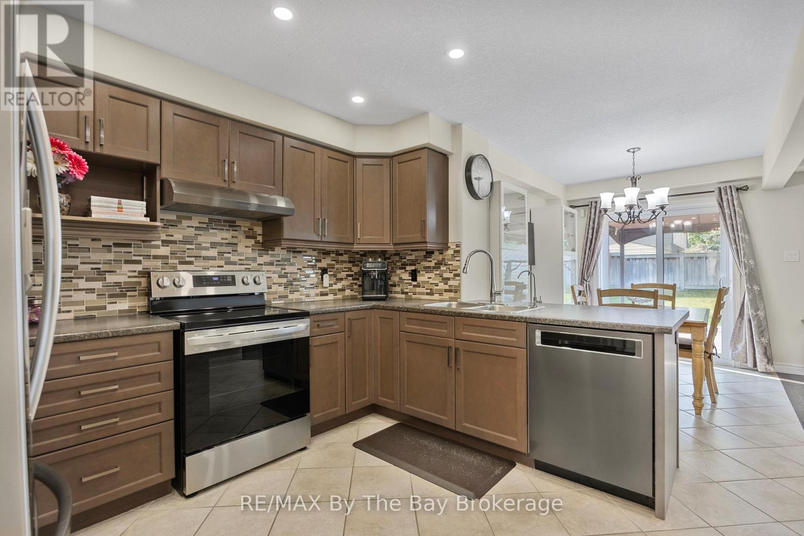 182 Banting Crescent, Essa, Ontario  L0M 1B6 - Photo 9 - N12220828