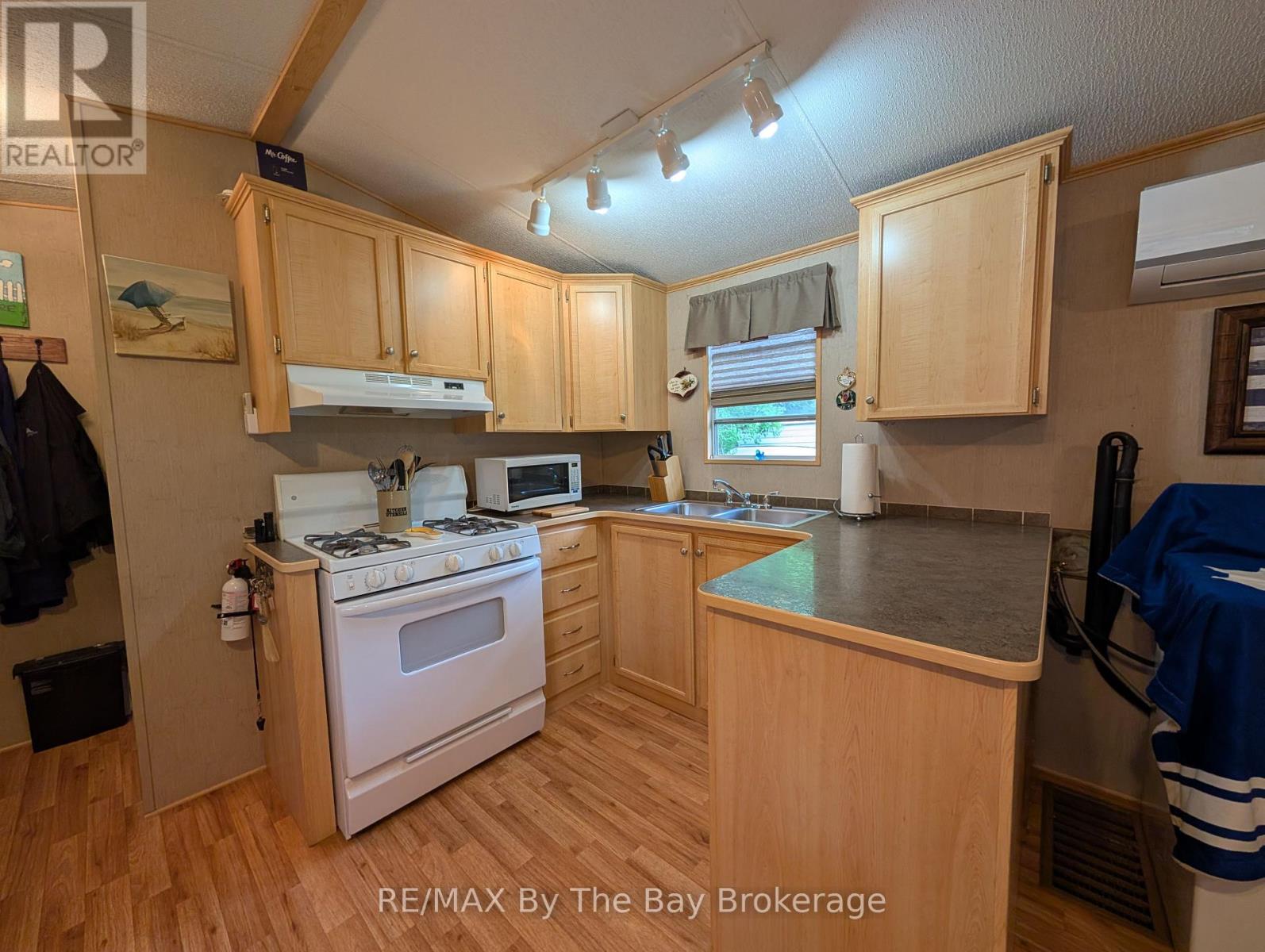 179 - 85 Theme Park Drive, Wasaga Beach, Ontario  L9Z 1X7 - Photo 10 - S12220945