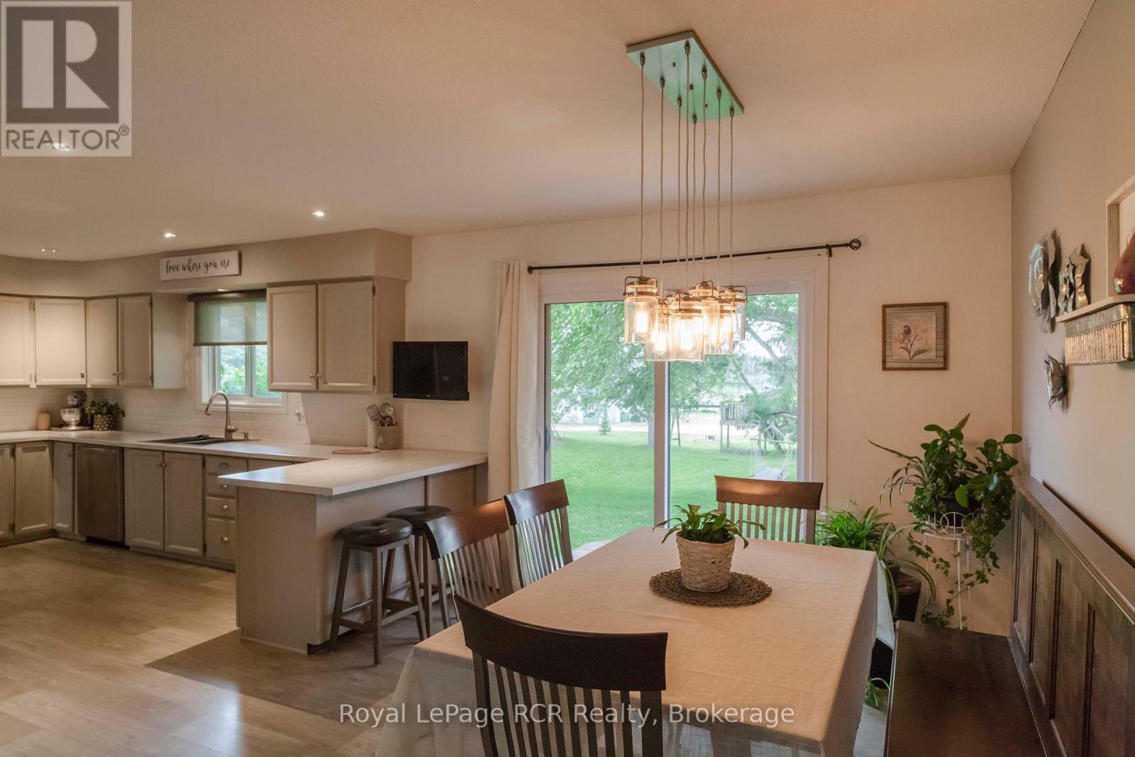 202122 21 Highway, Georgian Bluffs, Ontario  N4K 5N7 - Photo 13 - X12220957
