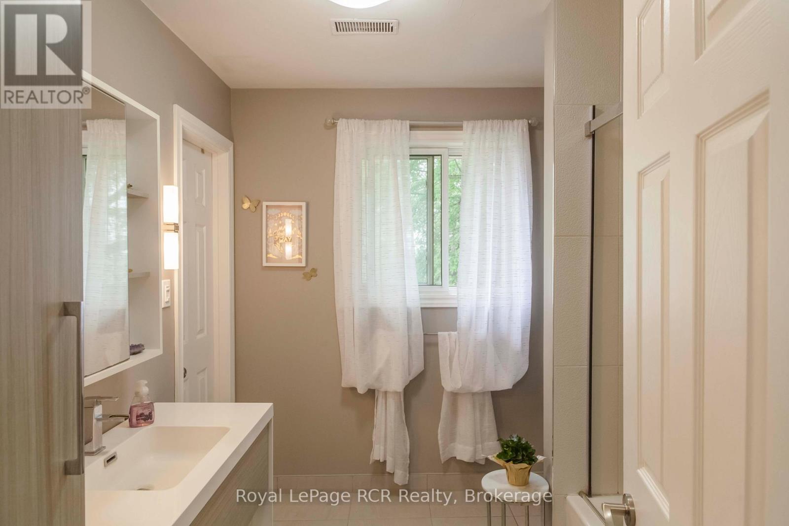 202122 21 Highway, Georgian Bluffs, Ontario  N4K 5N7 - Photo 18 - X12220957