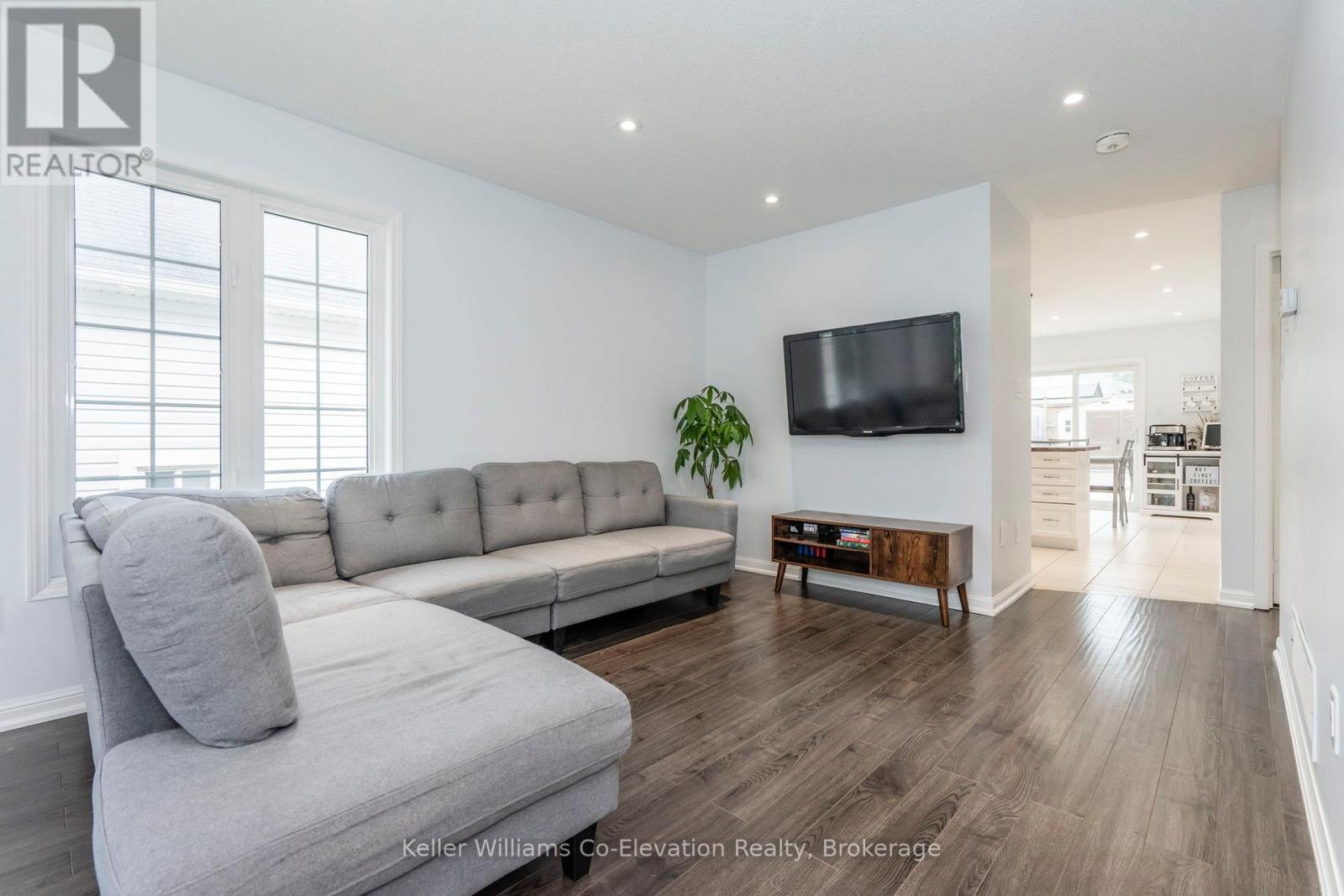 92 Wesley Avenue, Wasaga Beach, Ontario  L9Z 0B9 - Photo 6 - S12221031