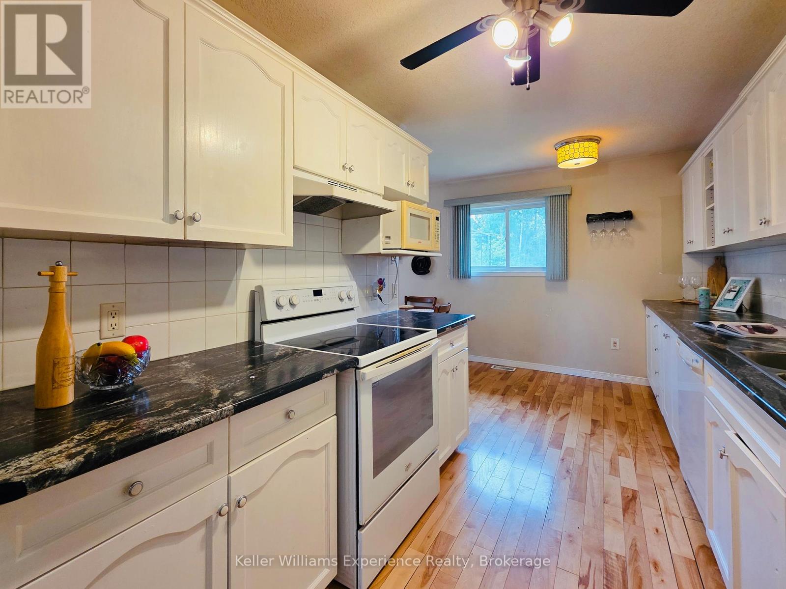 26 Walter Street, Huntsville, Ontario  P1H 1W2 - Photo 7 - X12221069