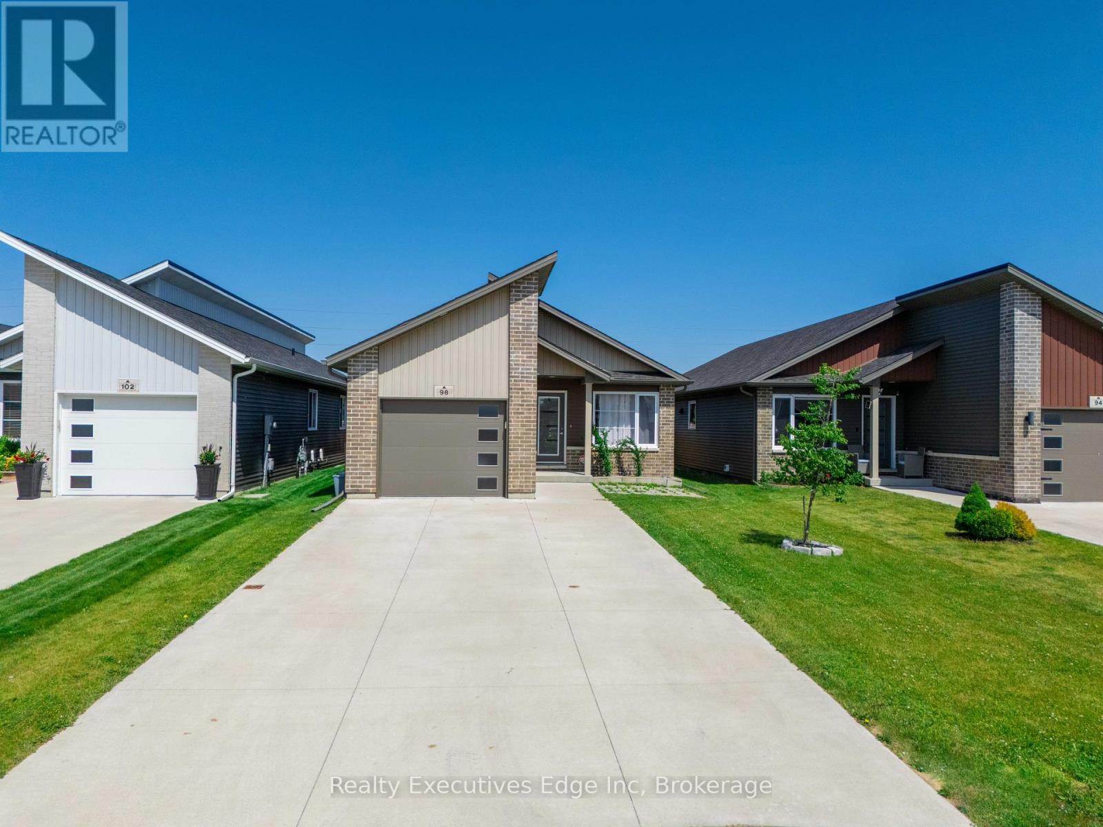 98 Moonstone Crescent, Chatham-Kent, Ontario  N7M 0S2 - Photo 2 - X12222549