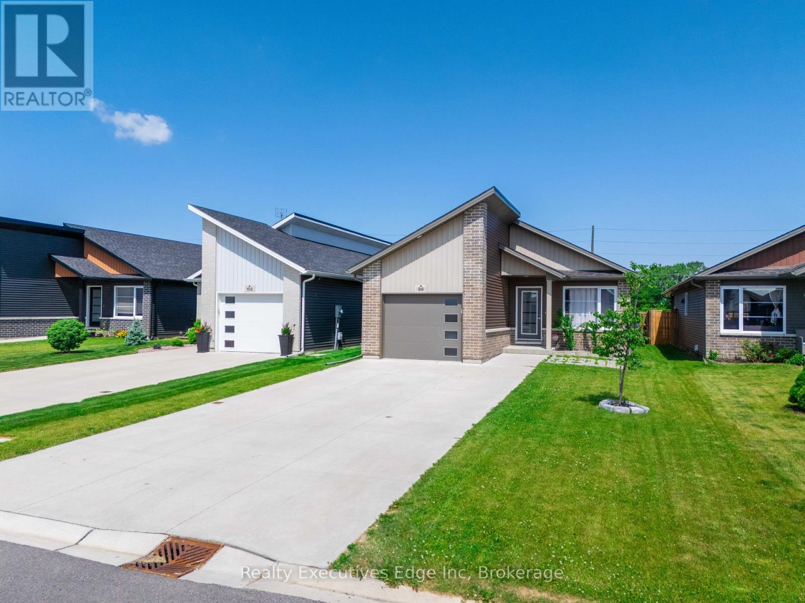 98 Moonstone Crescent, Chatham-Kent, Ontario  N7M 0S2 - Photo 3 - X12222549