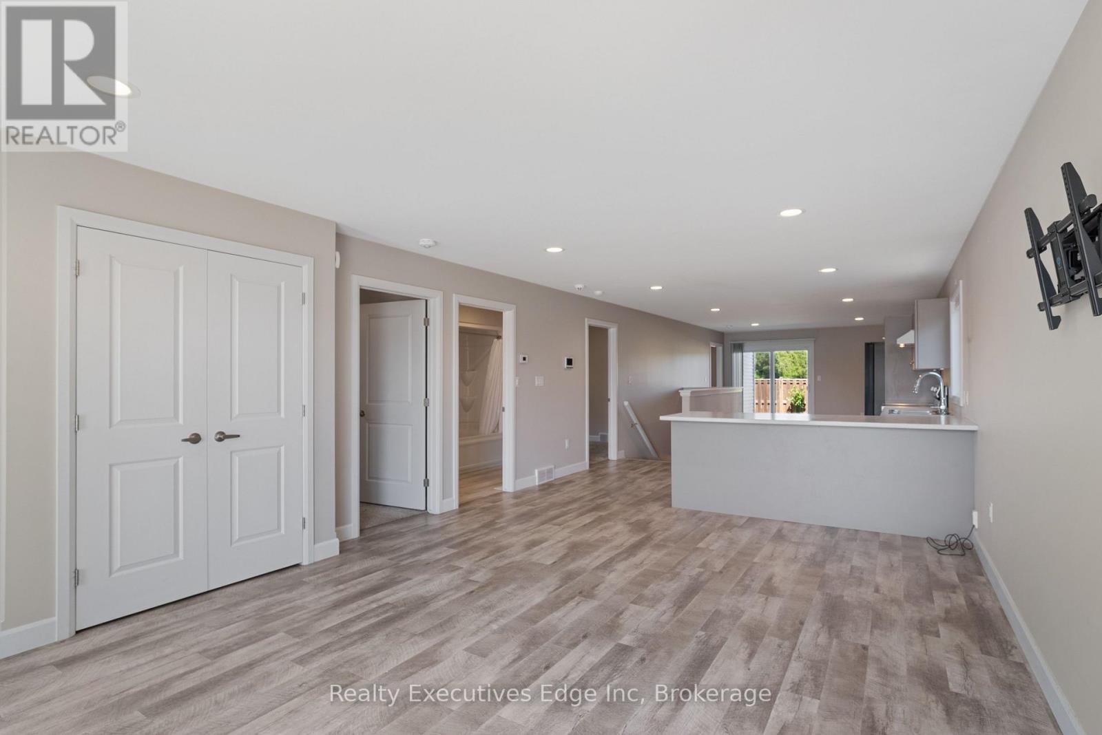 98 Moonstone Crescent, Chatham-Kent, Ontario  N7M 0S2 - Photo 5 - X12222549