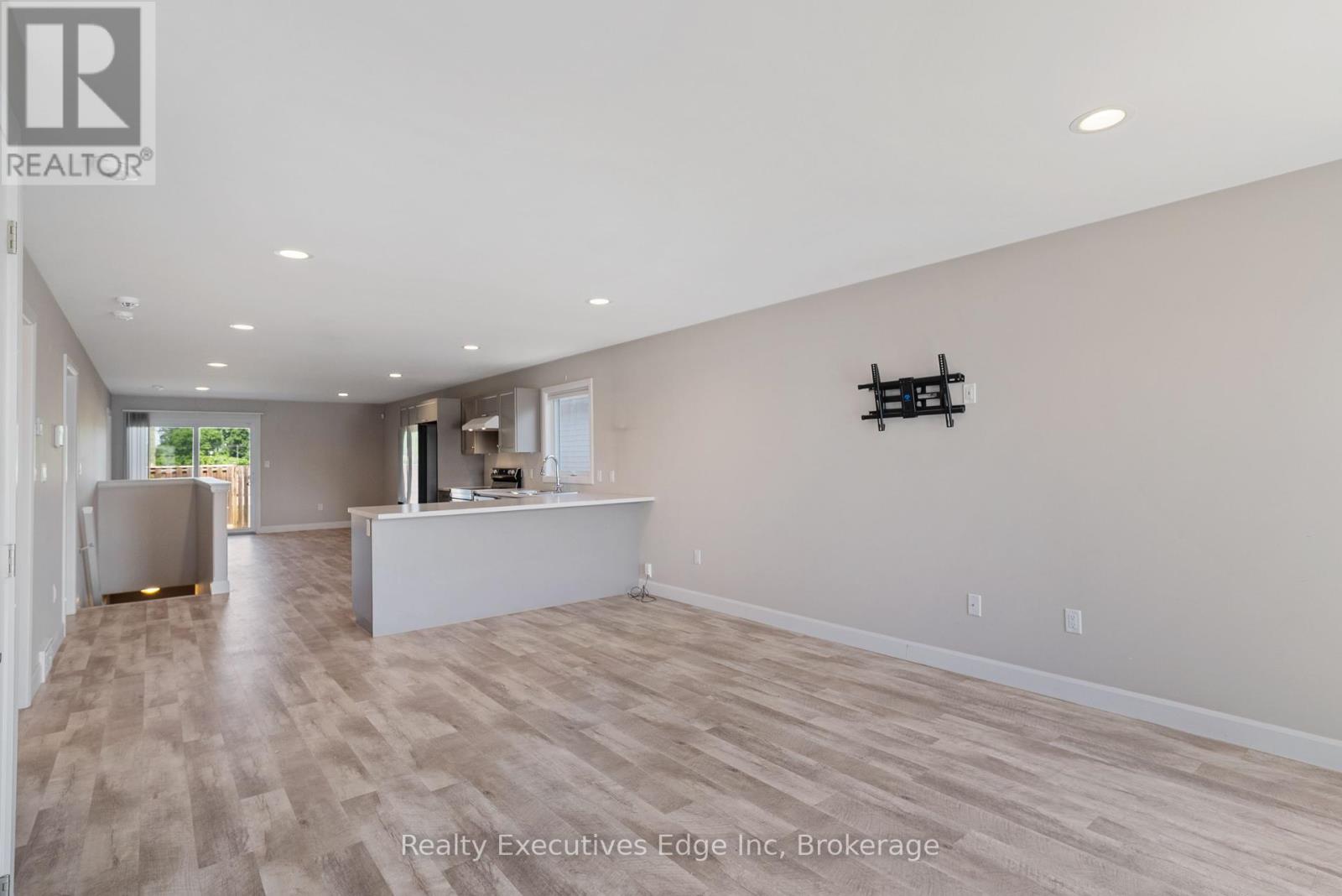 98 Moonstone Crescent, Chatham-Kent, Ontario  N7M 0S2 - Photo 6 - X12222549