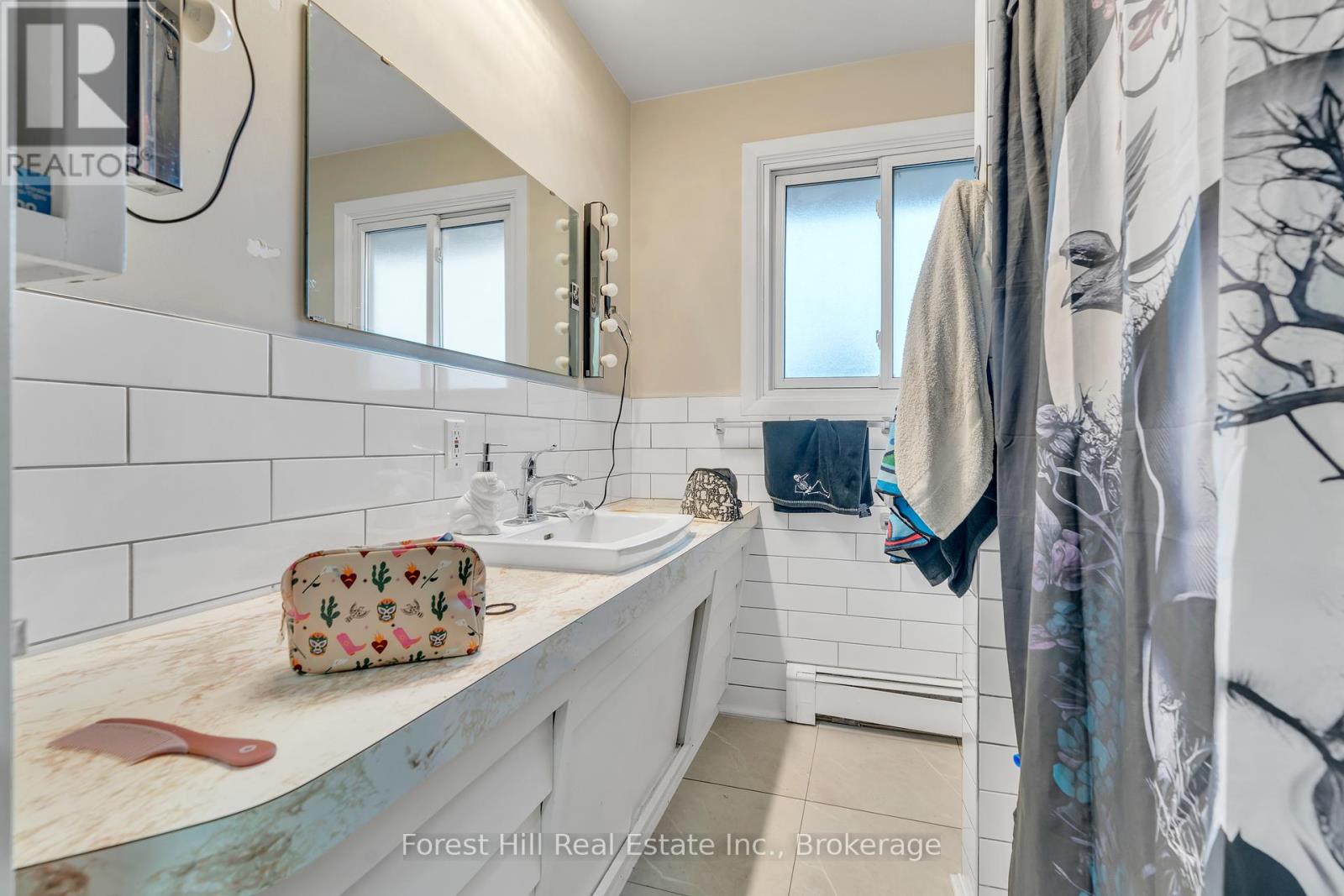 35 Shaftsbury Drive, Kitchener, Ontario  N2A 1N4 - Photo 13 - X12223147