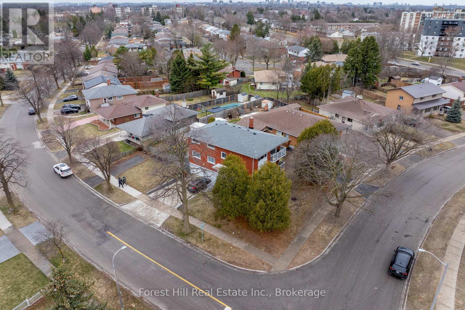 35 Shaftsbury Drive, Kitchener, Ontario  N2A 1N4 - Photo 2 - X12223147