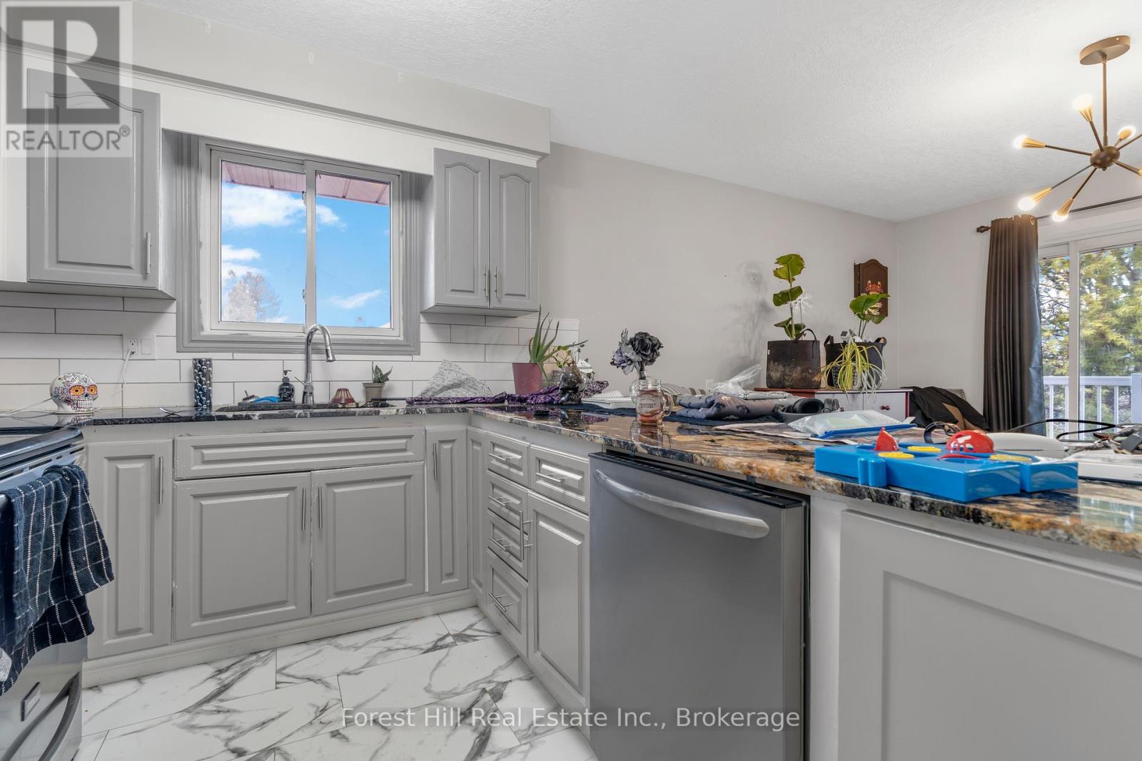 35 Shaftsbury Drive, Kitchener, Ontario  N2A 1N4 - Photo 8 - X12223147