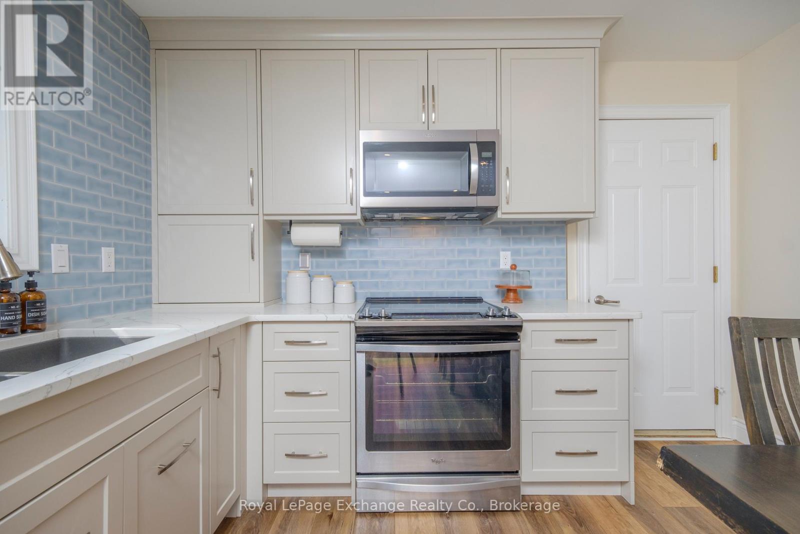 871 Wellington Street, Saugeen Shores, Ontario  N0H 2C3 - Photo 9 - X12223615
