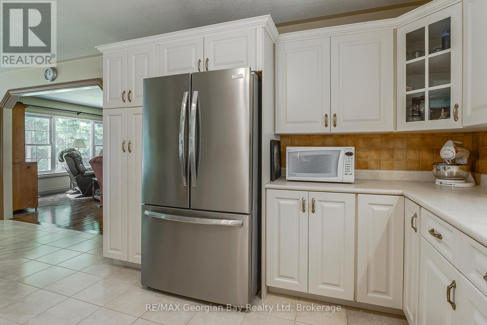 25 Sterling Drive, Tiny, Ontario  L0L 2T0 - Photo 12 - S12223927
