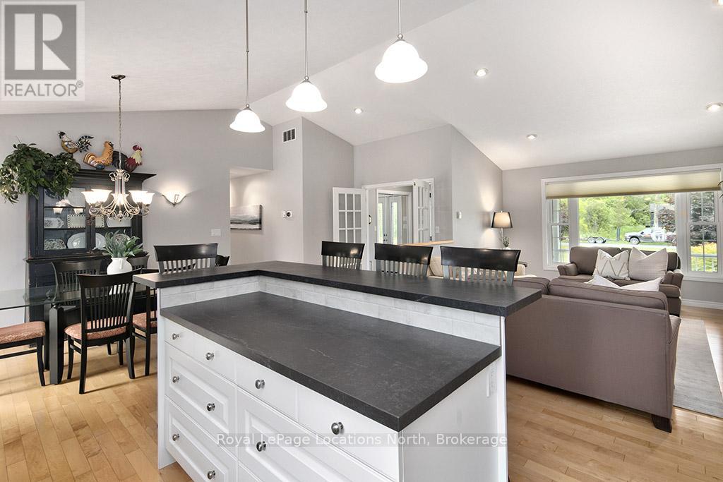 114 Edward Street, Blue Mountains, Ontario  N0H 1J0 - Photo 8 - X12223964